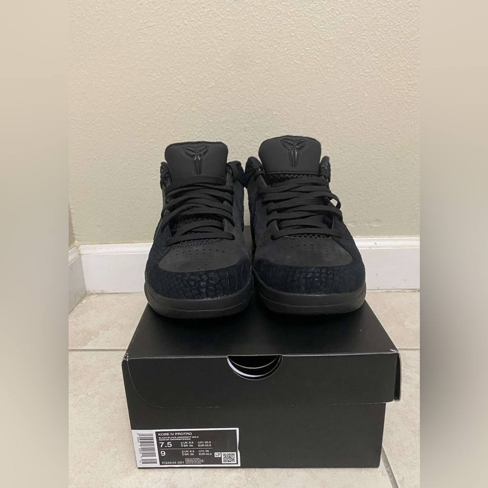 Kobe 4 gift of Mamba size 7.5 men